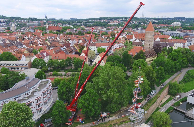 The Liebherr LTM 1350-6.1 mobile crane erected the final section of the new monument on the Adlerbastei on the banks of the River Danube
